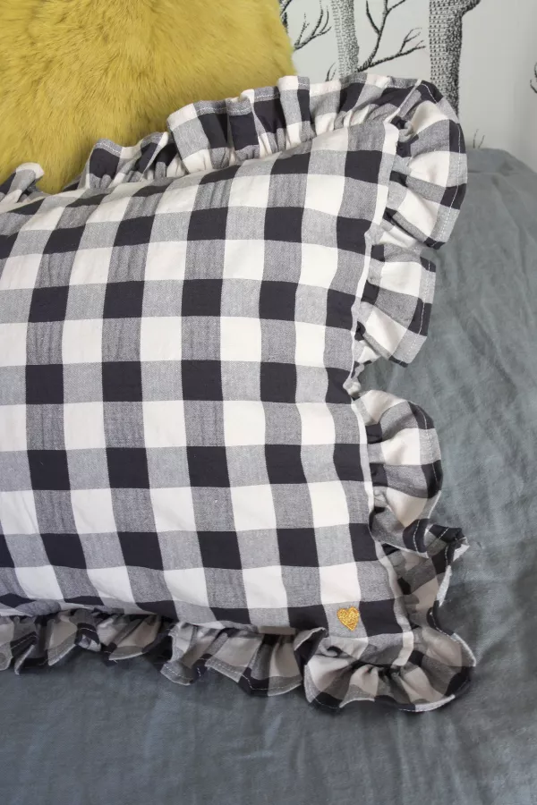 Coussin avec volant - vichy réglisse