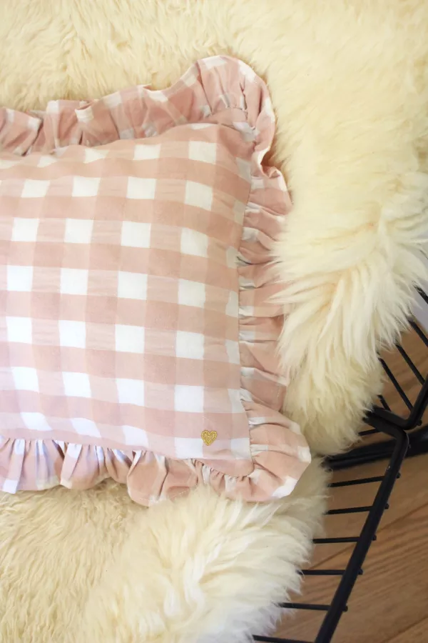 coussin avec broderie coeur dorée