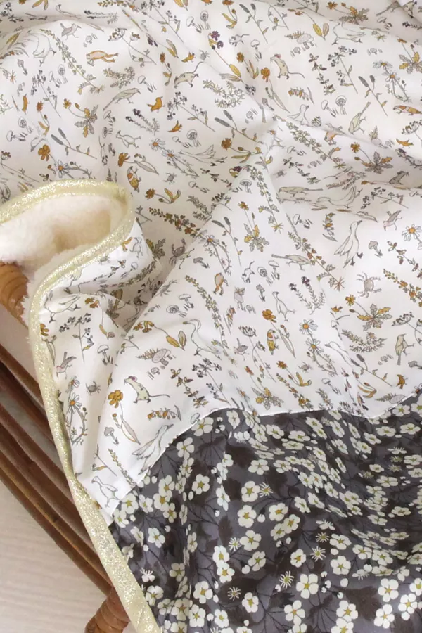 couverture bébé Liberty fleurs oies moutarde gris polaire chaude biais doré Barnabé aime le café made in France