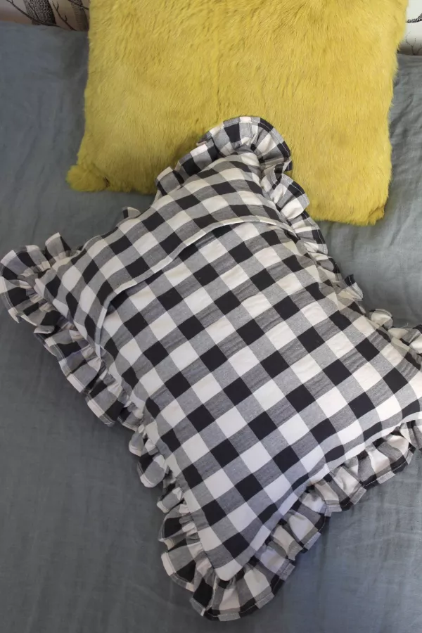 Coussin avec volant - vichy réglisse