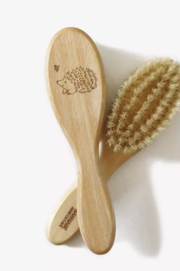 Brosse à cheveux bébé : comment bien la choisir ? 