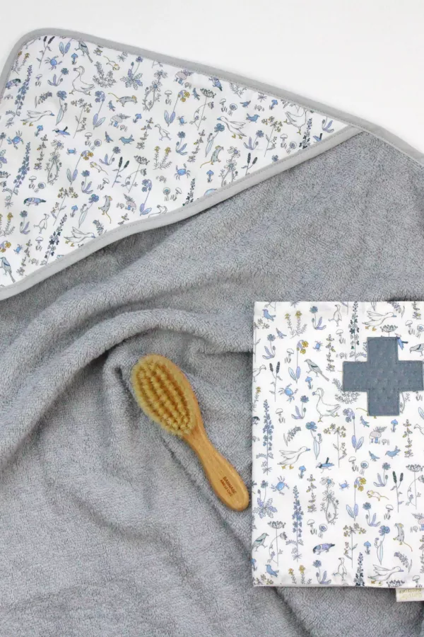 assortiment naissance cape de bain brosse et protège carnet de santé Liberty