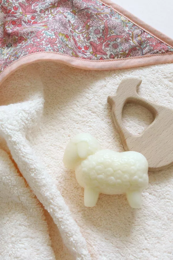 Cape de bain bébé éponge blanche grande capuche Liberty rose made in france Barnabé aime le café