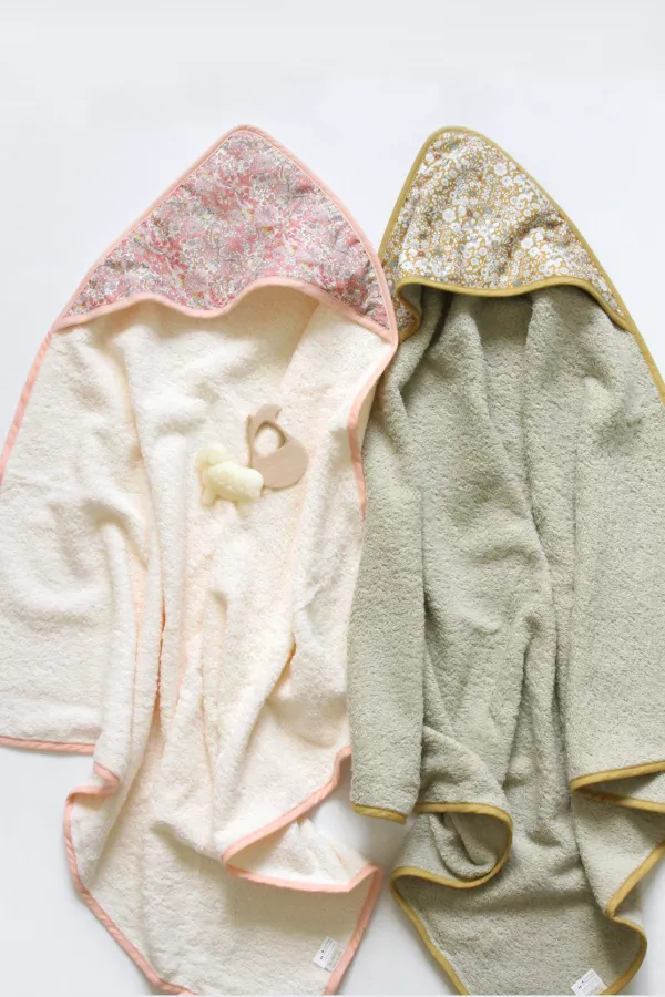 Grandes capes de bain bébé Liberty made in france Barnabé aime le café