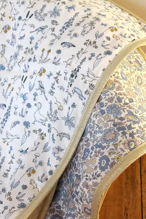 finition couverture bébé Liberty polaire chaude biais doré Barnabé aime le café made in France