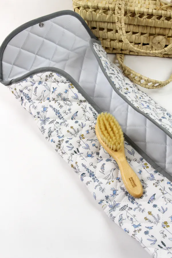 matelas à langer de voyage Liberty animaux made in france Barnabé aime le café