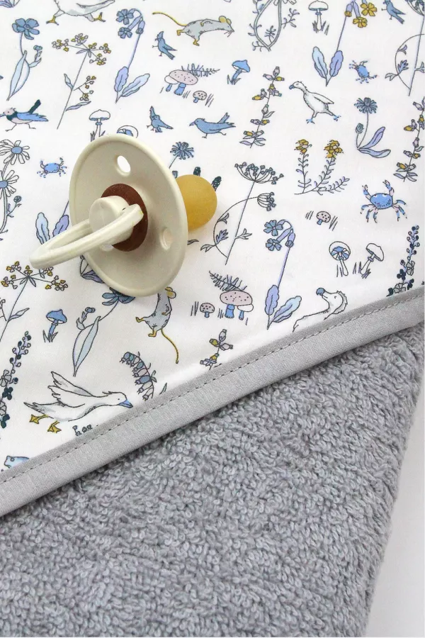 gros plan liberty animaux capuche cape de bain Barnabé aime le café