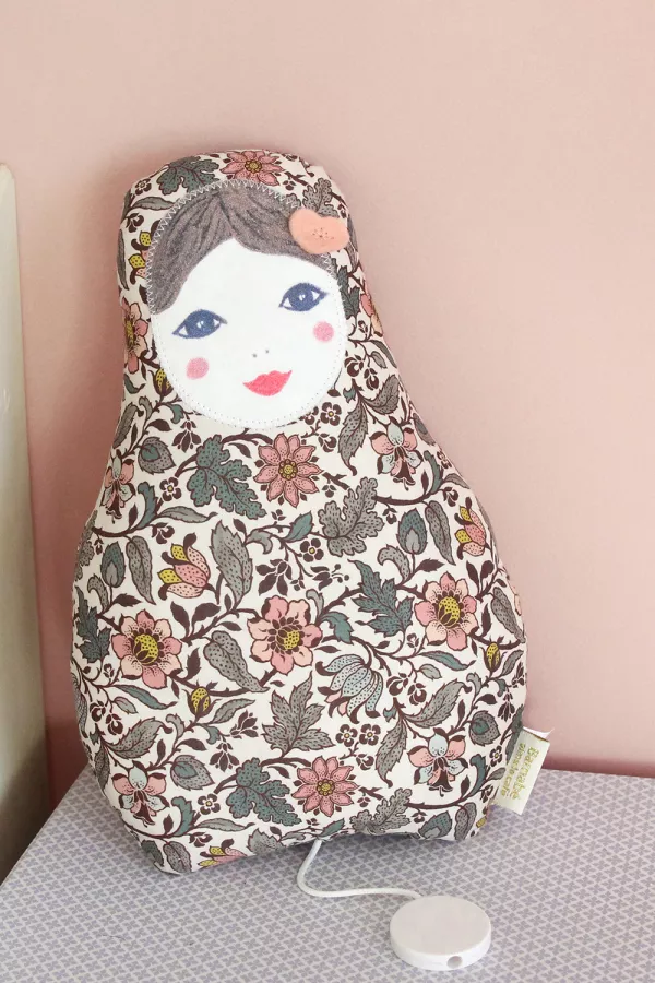Lit de poupée en bois rose clair Petite Amélie