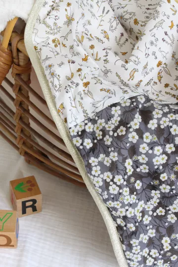 couverture couffin bébé Liberty fleurs animaux moutarde gris polaire chaude biais doré Barnabé aime le café made in France