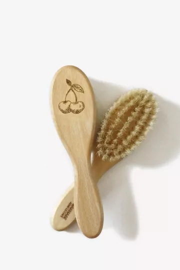 brosse à cheveux bébé bois gravure cerise poils de soies blanches savon lait de brebis Barnabé aime le café