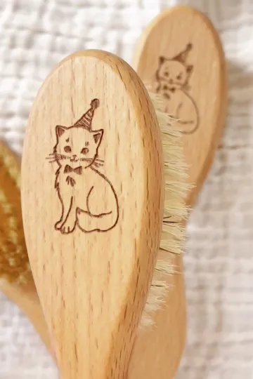 brosses à cheveux bébé bois gravé chat poils de soies Barnabé aime le café