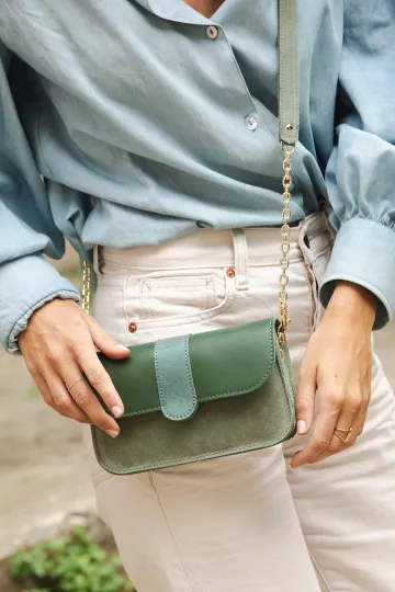 Petite besace femme sale