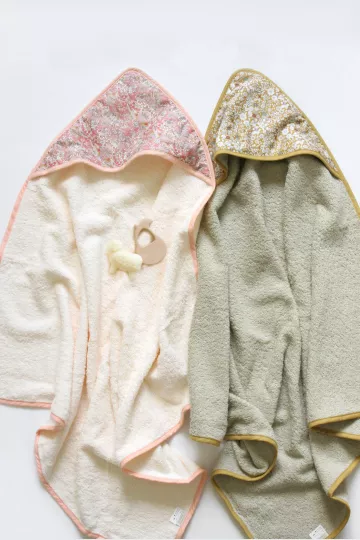 Cape de bain bébé éponge blanche grande capuche Liberty rose made in france Barnabé aime le café