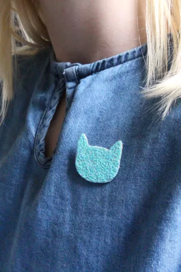 Broche paillettée - Chat bleu