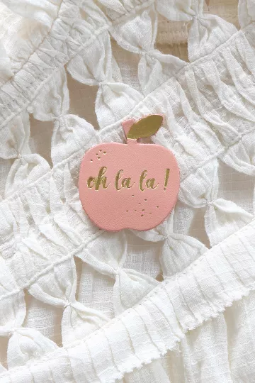 Broche cuir - pomme dragée