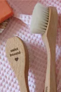 brosse nettoyante visage poils doux gravure Barnabé aime le café