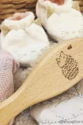 brosse à cheveux bébé bois gravure hérisson poils de soies blanches Barnabé aime le café