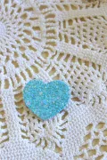 Broche paillettée - Coeur bleu