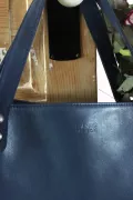 Sac Jules cuir lisse bleu anse croute de cuir porté épaule Barnabé aime le café fabrication française