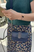 sac porté cuir bleu fonçé anse chaine dorée Barnabé aime le café made in France