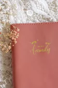 Protège livret de famille en cuir rose marquage doré Barnabé aime le café made in france zoom