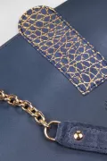 zoom sac femme mix cuir bleu fonçé anse chaine dorée amovible Barnabé aime le café made in France
