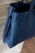 zoom sac Jules franges bleu cuir lisse bleu nuit Barnabé aime le café made in france