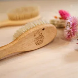 Barnabé aime le café | Accessoires chics made in France - Brosse cheveux bébé – bois & soie naturelle | Barnabé aime le café