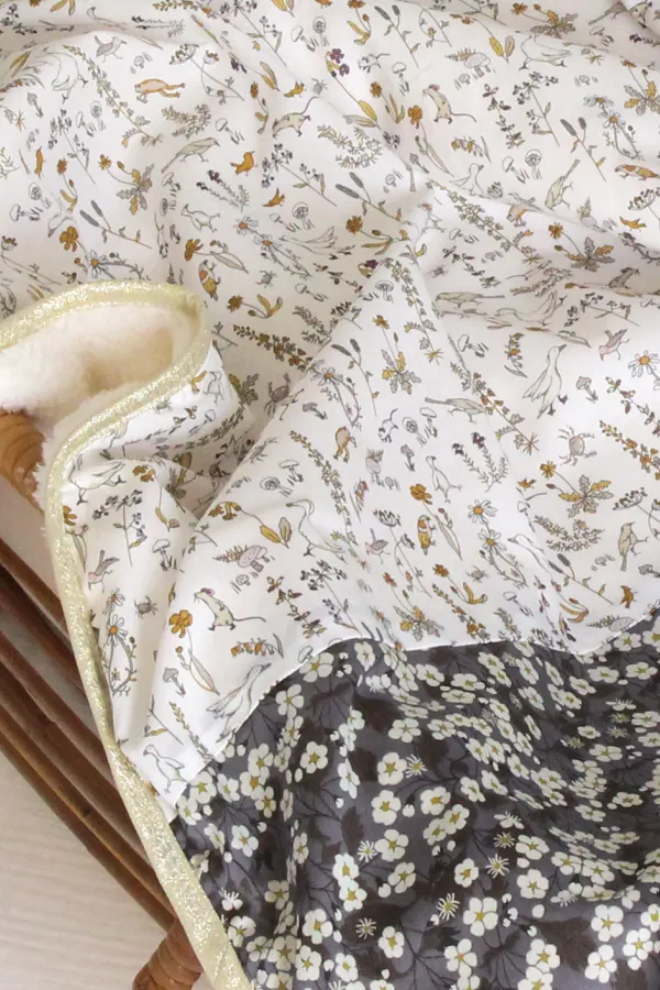 couverture bébé Liberty fleurs oies moutarde gris polaire chaude biais doré Barnabé aime le café made in France