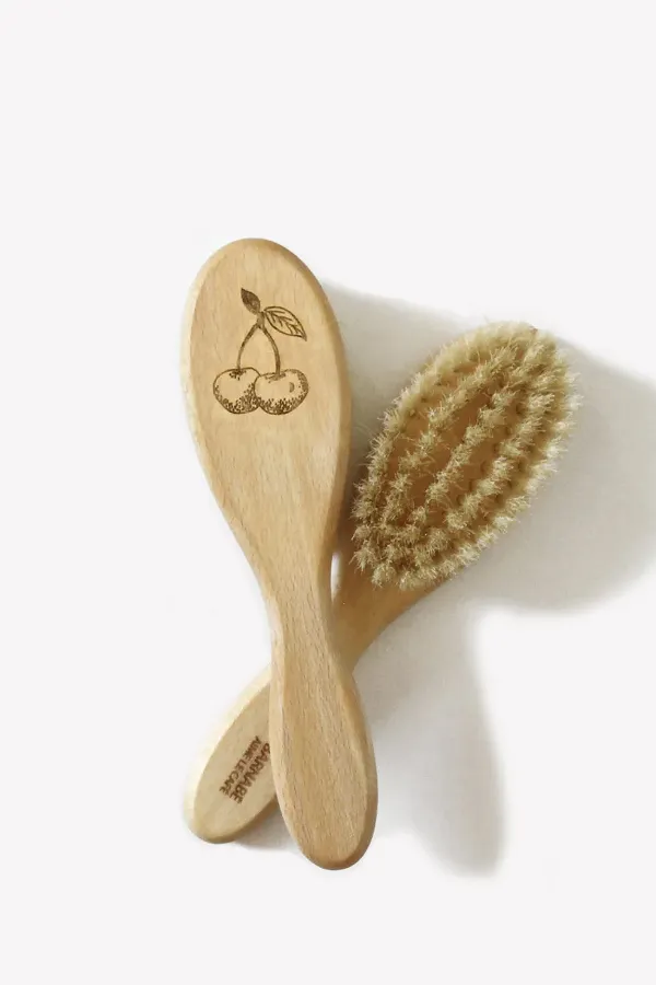 brosses à cheveux bébé bois gravé cerise hérisson poils de soies Barnabé aime le café