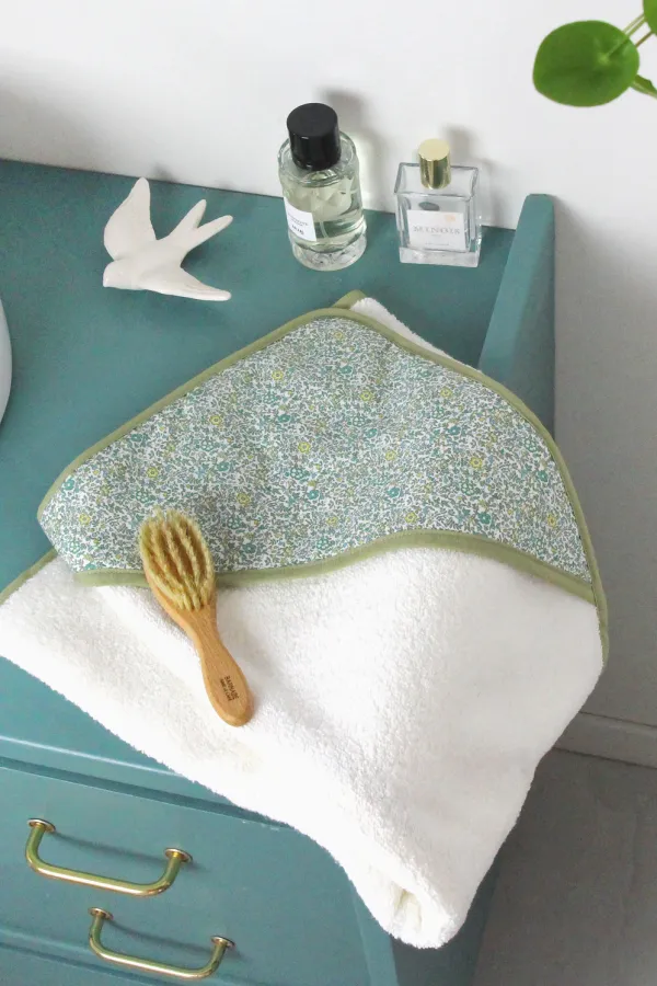 Cape de bain bébé fabriquée en france Barnabé aime le café éponge blanche Liberty andréa