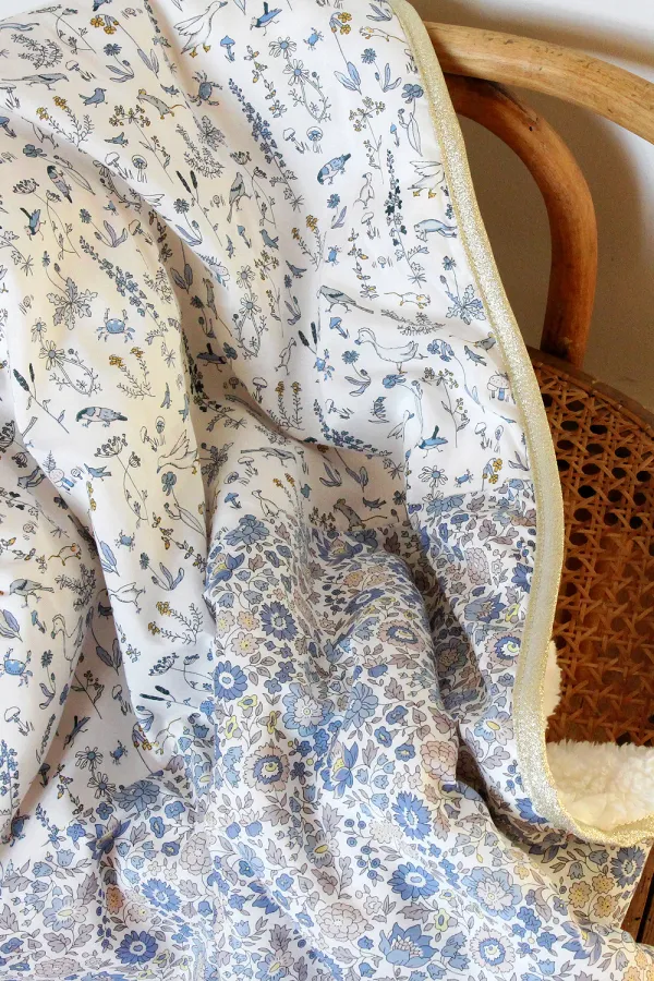 couverture bébé Liberty fleuri et animaux polaire chaude biais doré Barnabé aime le café made in France