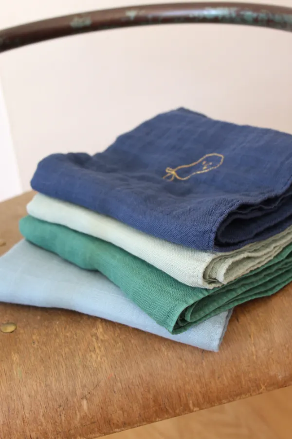 langes double gaze de coton bleu vert broderie doré lapin Barnabé aime le café