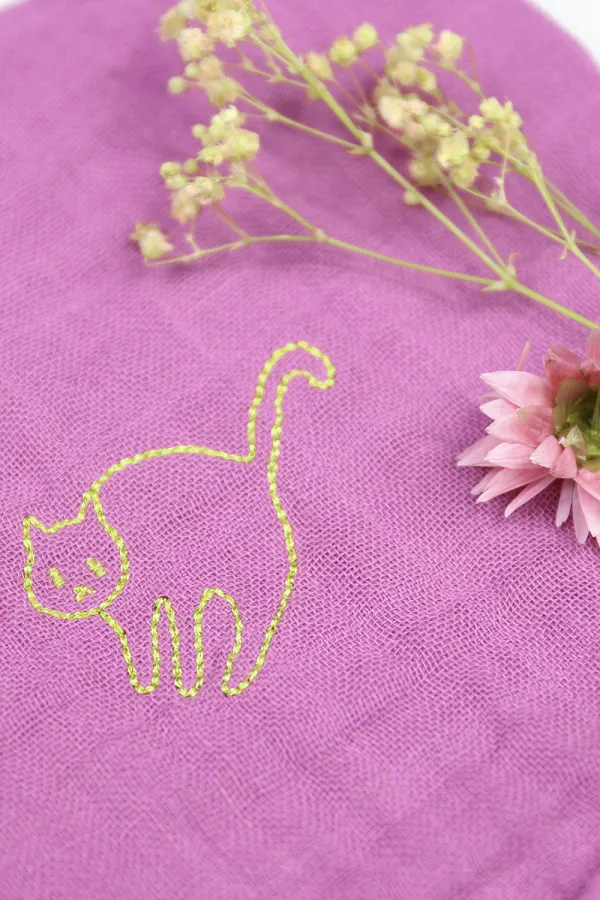 lange double gaze lilas broderie doré chat Barnabé aime le café