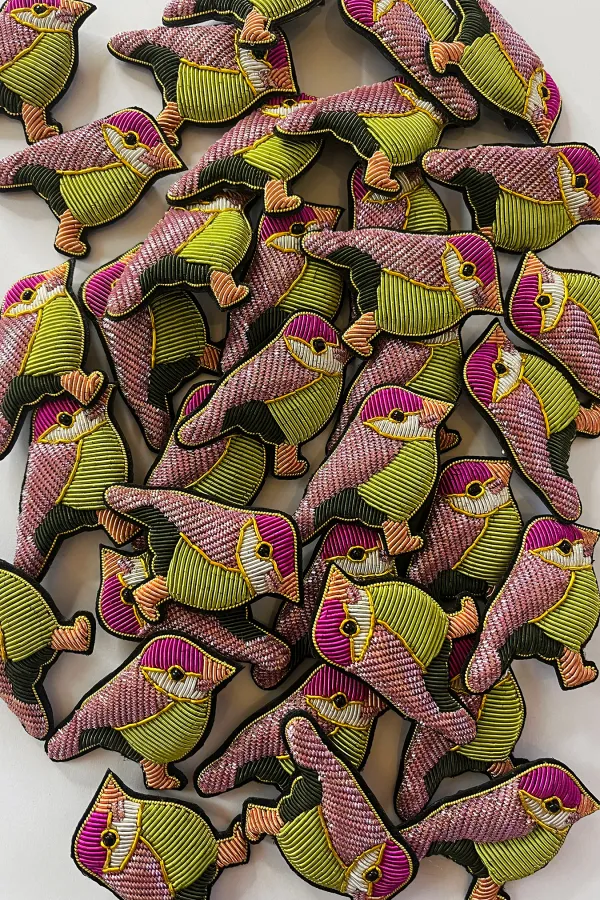 Bijou brodé - Oiseau cyclamen& lilas