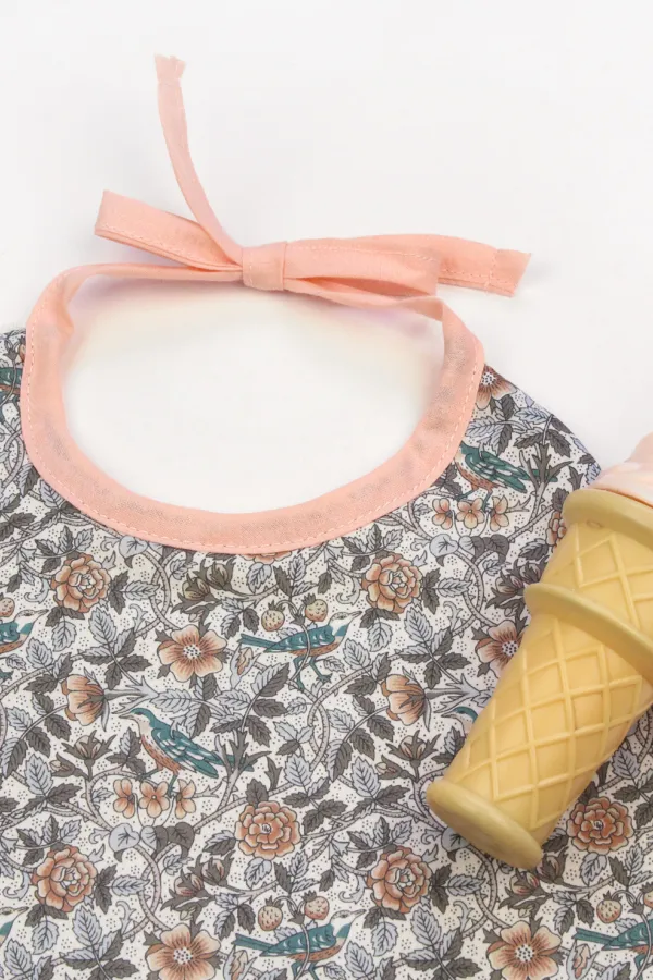 Bavoir made in france Barnabé aime le café éponge Liberty fleurs berenice zoom