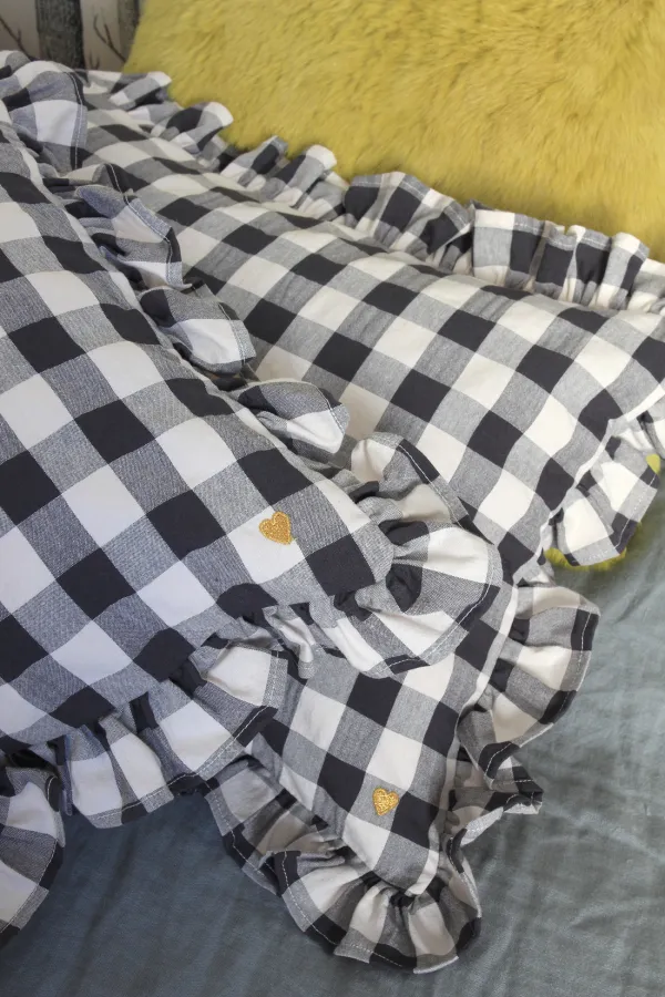 Coussin avec volant - vichy réglisse