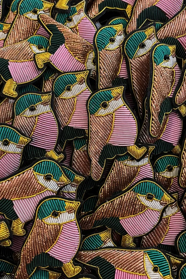 Bijou brodé - Oiseau vert & rose