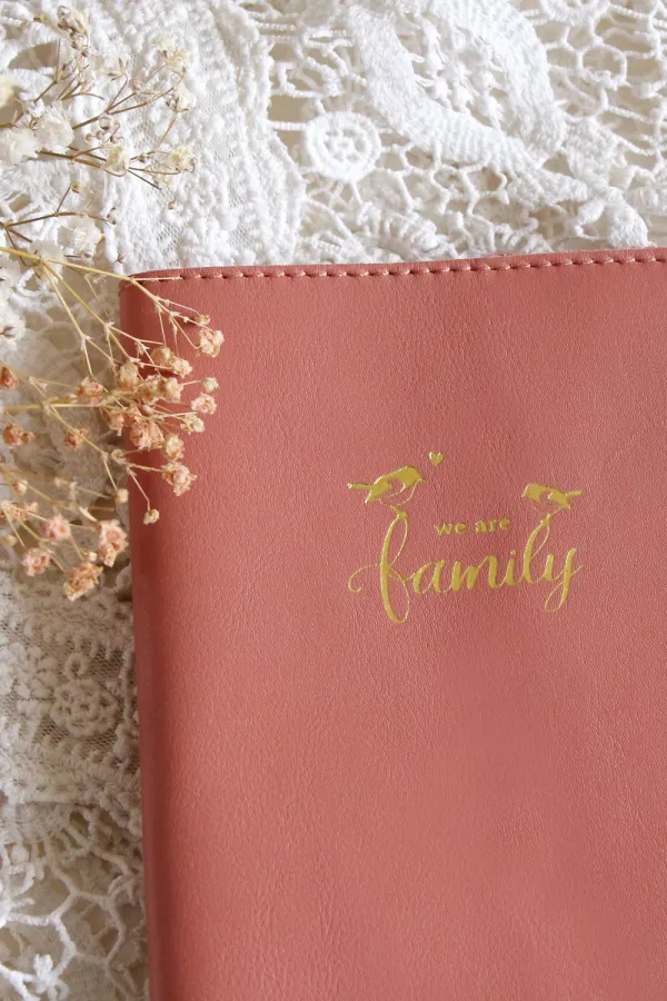 Protège livret de famille en cuir rose marquage doré Barnabé aime le café made in france zoom