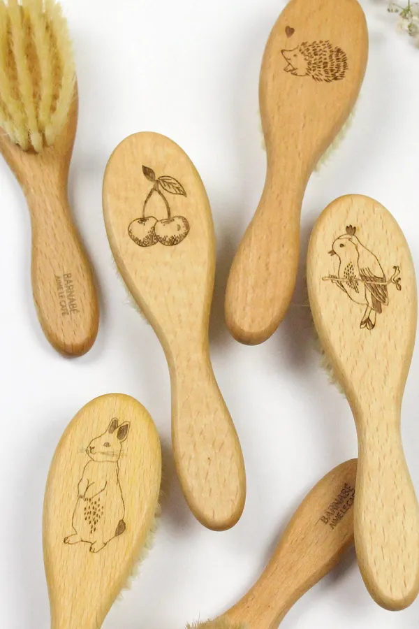 brosses à cheveux bébé bois gravé hérisson oiseau lapin poils de soies Barnabé aime le café