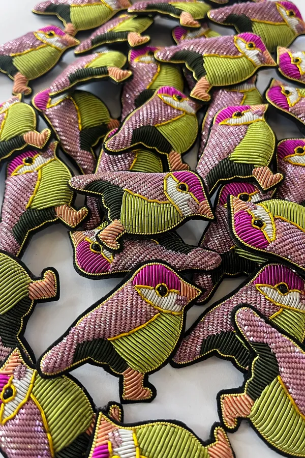 Bijou brodé - Oiseau cyclamen& lilas