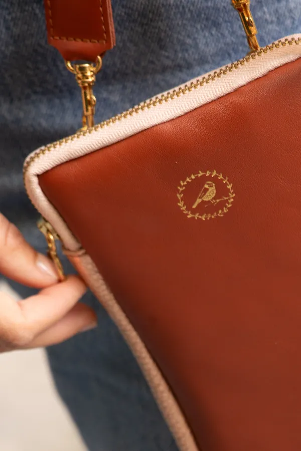 zoom pochette téléphone finition marquage doré macaron et zip