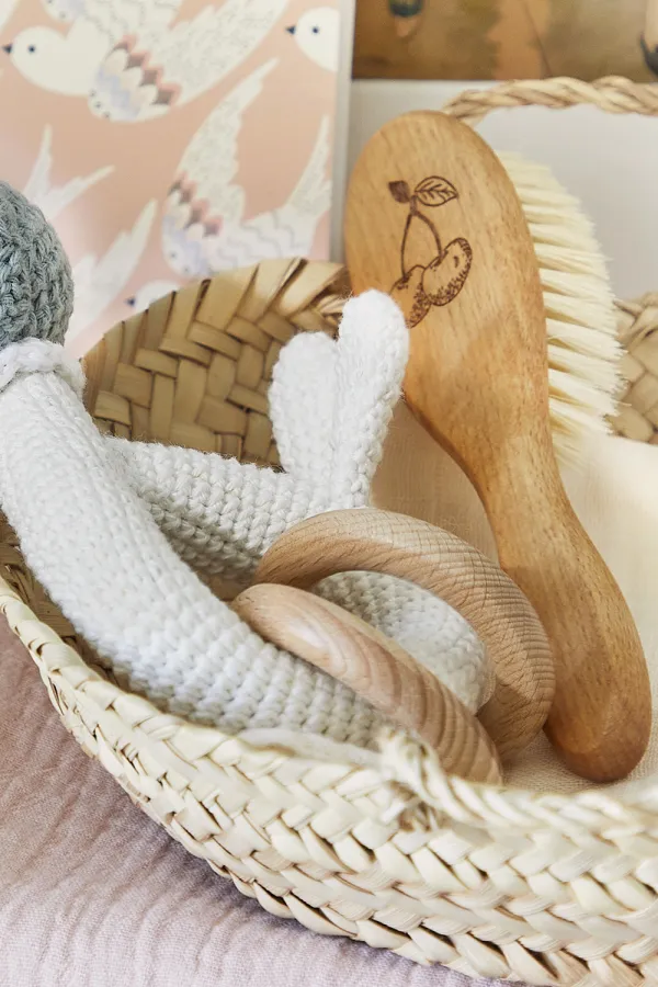 brosse à cheveux bébé bois gravure cerise poils de soies blanches Barnabé aime le café