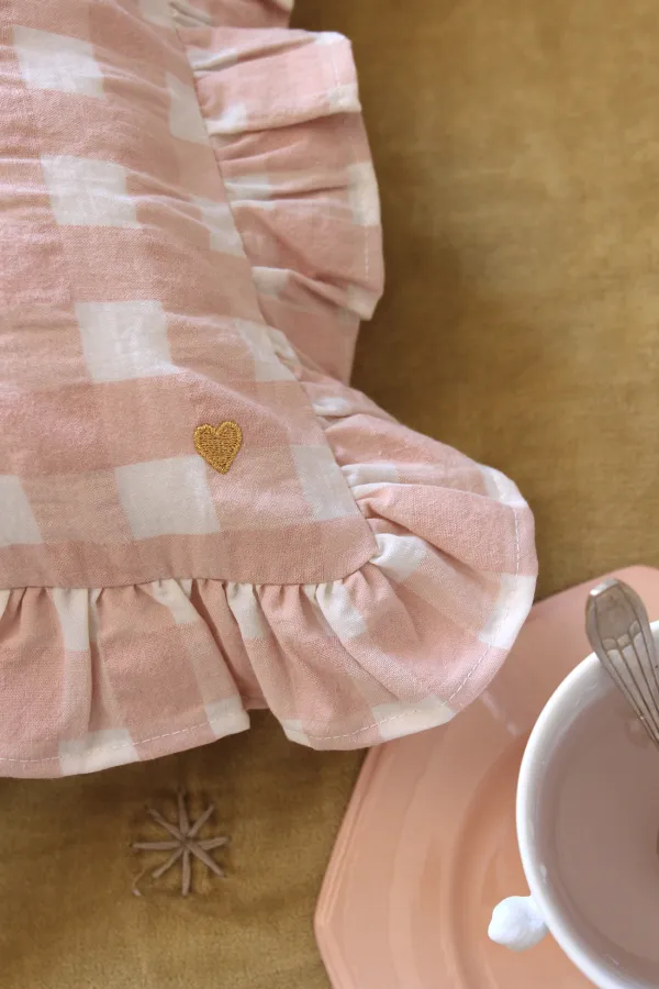 coussin avec broderie coeur dorée