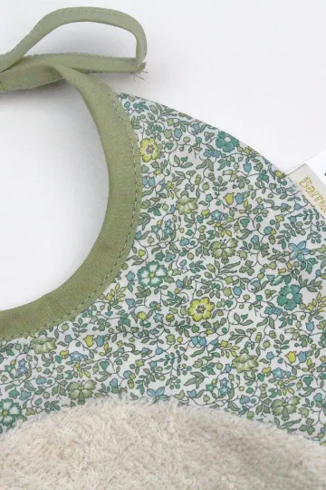 Bavoir Barnabé aime le café éponge Liberty coloris vert
