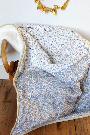 couverture bébé Liberty fleuri et animaux polaire chaude biais doré Barnabé aime le café made in France