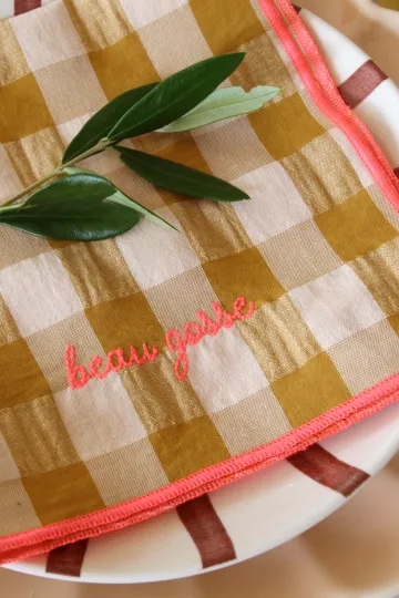 serviette de tablea carreau brodée