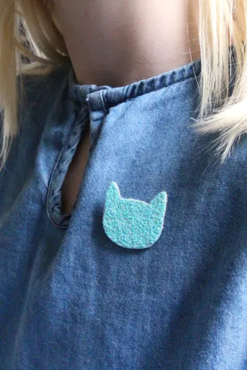 Broche paillettée - Chat bleu