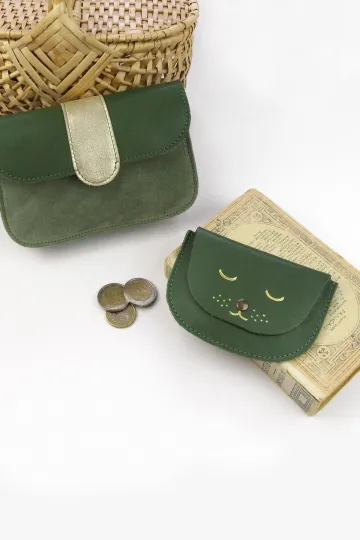 Porte monnaie cuir lisse vert marquage chat Barnabé aime le café made in france