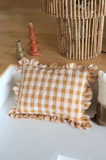 Coussin avec volant - vichy moutarde